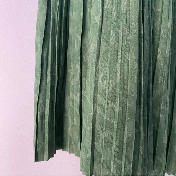 Current Air Anthropologie Jacquard Pleated Mini Skirt in Leaf Green - Picture 3 of 9